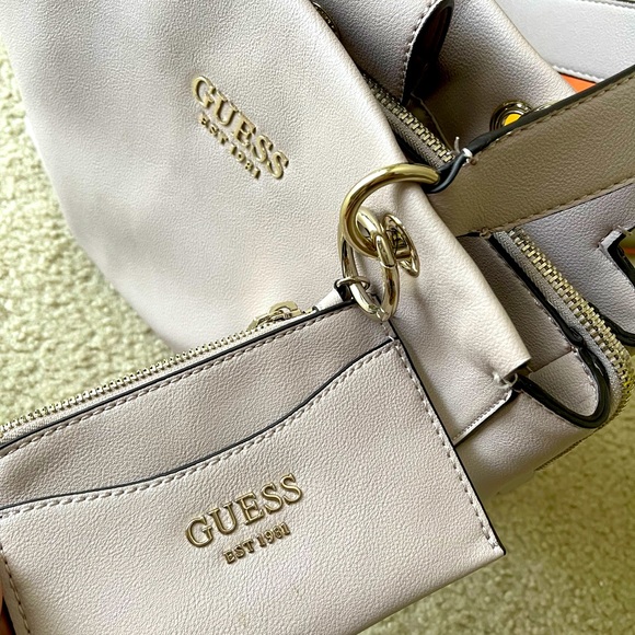 Guess shoulder bag NEW - Picture 2 of 8